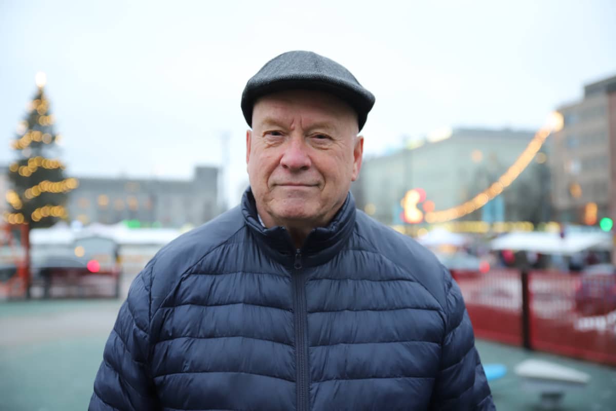Kondis ry:n puheenjohtaja Jukka Riipinen seisoo Lahden Alatorilla