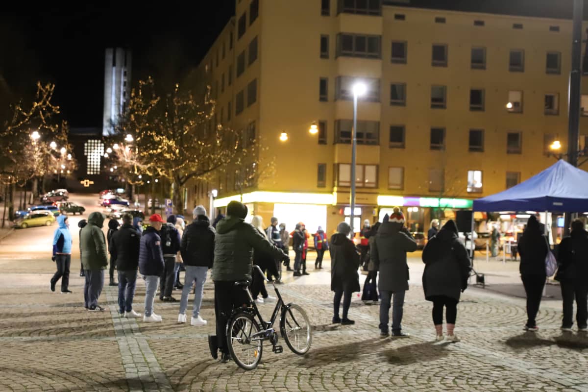 Huumeisiin kuolleiden muistotilaisuus Lahden torilla 5.11.2020