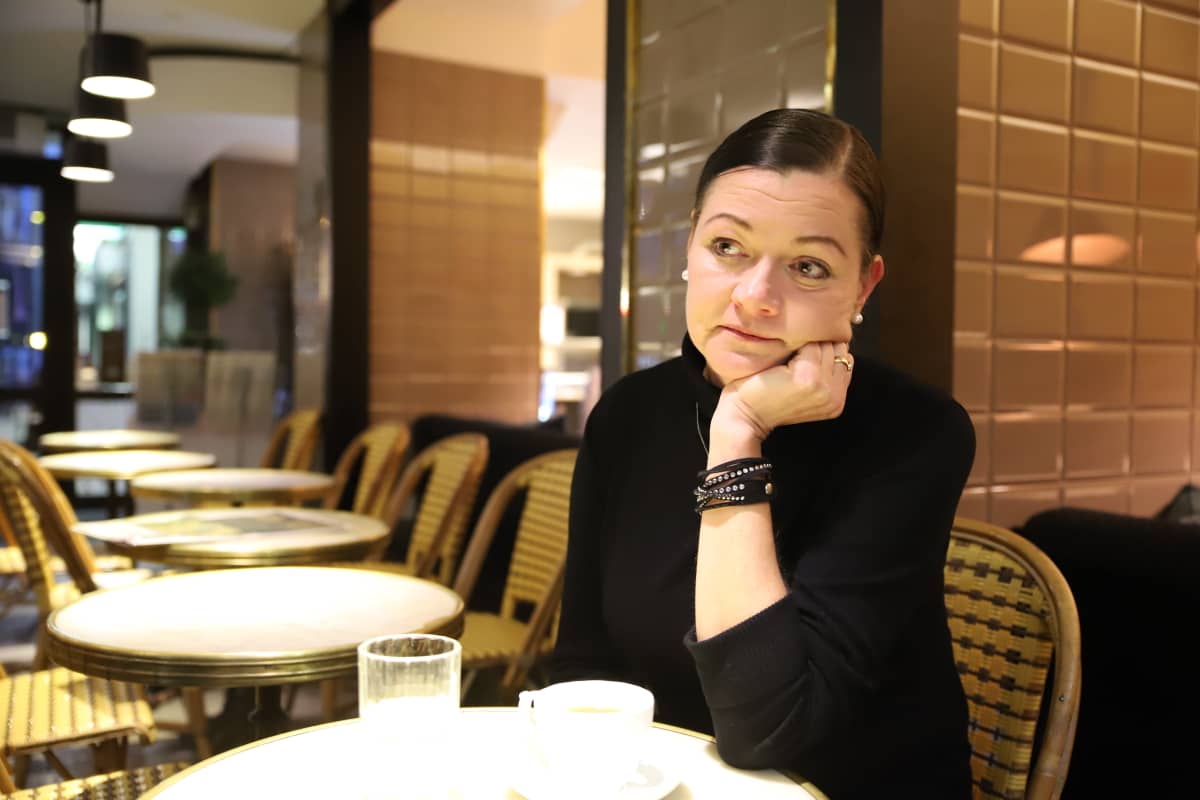 Kreetta Ahti istuu kahvilassa