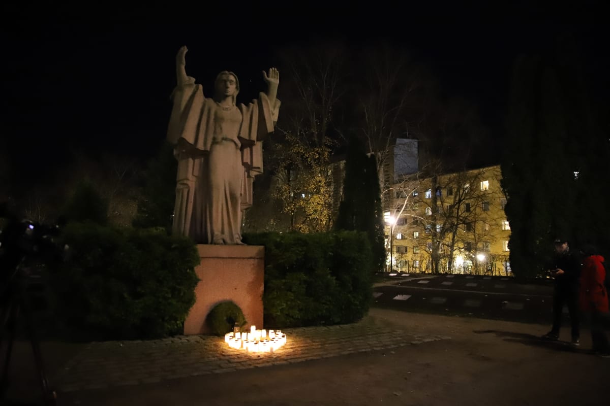 Kynttilöitä Lahden sankarihautausmaalla Vapauden Hengetär -patsaan edessä