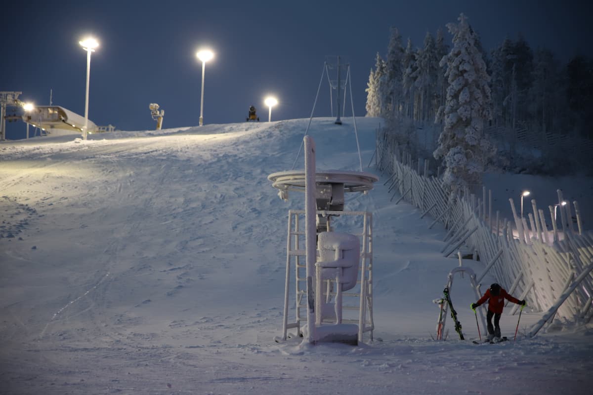 Laskettelija lähdössä rinteeseen Kittilän Levillä