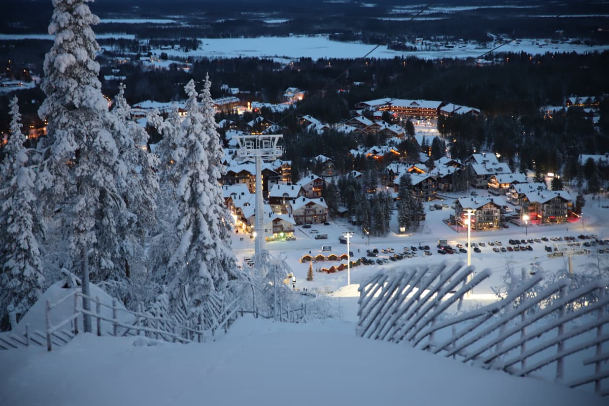 Tunturikeskus Levin kylä tunturista katsottuna