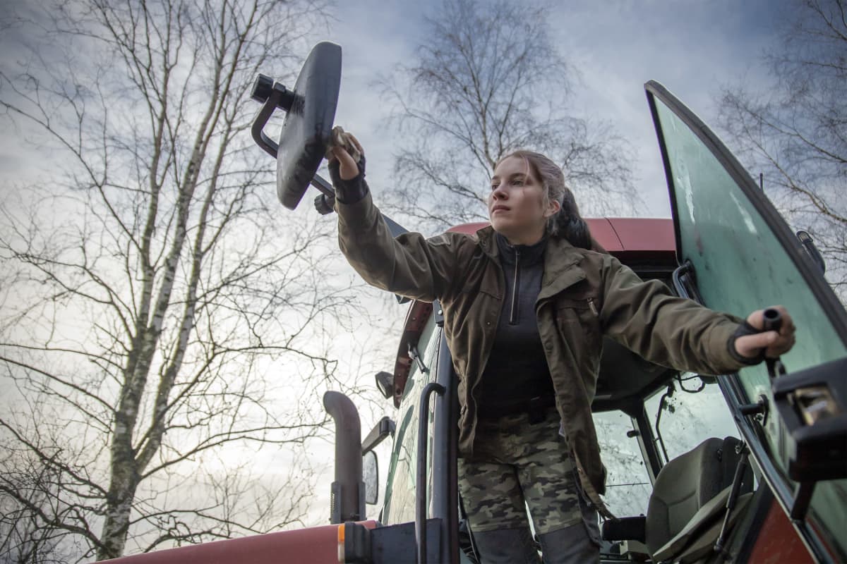 Vilma Nurminen nousee traktorin ratista