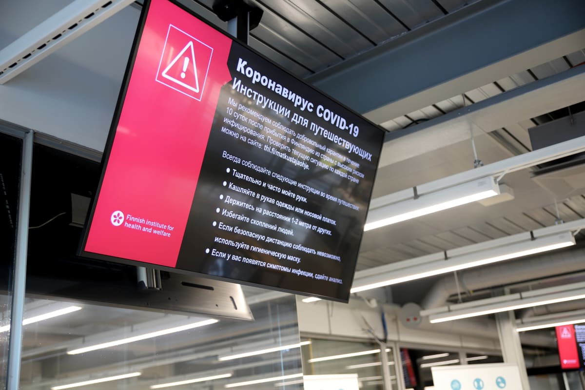Venäjänkielinen ohjeistus korona-käytännöistä Vaalimaan rajanylitysasemalla