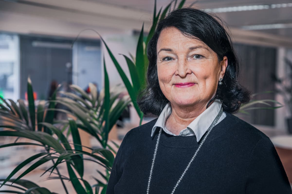 Merja Rahn hymyilee kameralle.