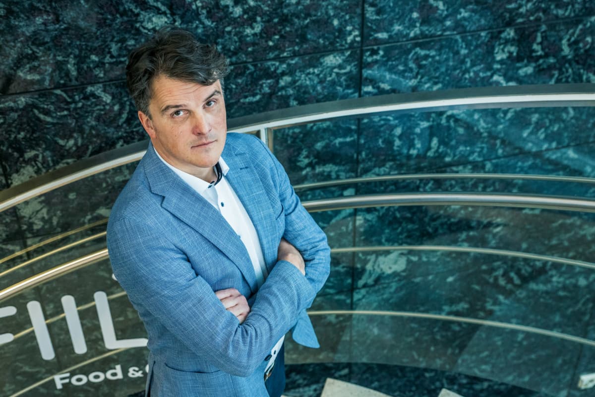 Matti Löppönen seisoo portaikossa.