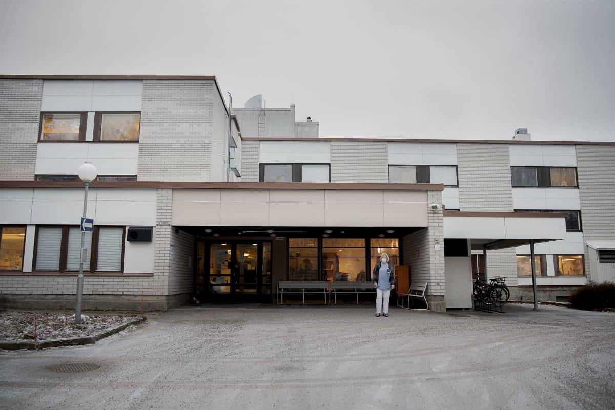 Päivi Syvänperä seisoo Keljon Vanhainkodin edustalla.