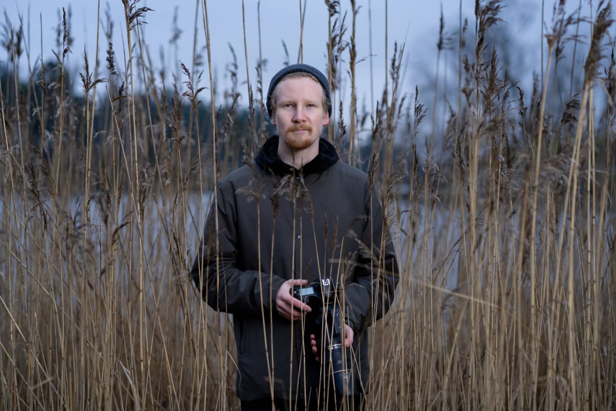 Suomalainen luontokuvaaja Konsta Punkka, Seurasaari, Helsinki, 15.12.2020.