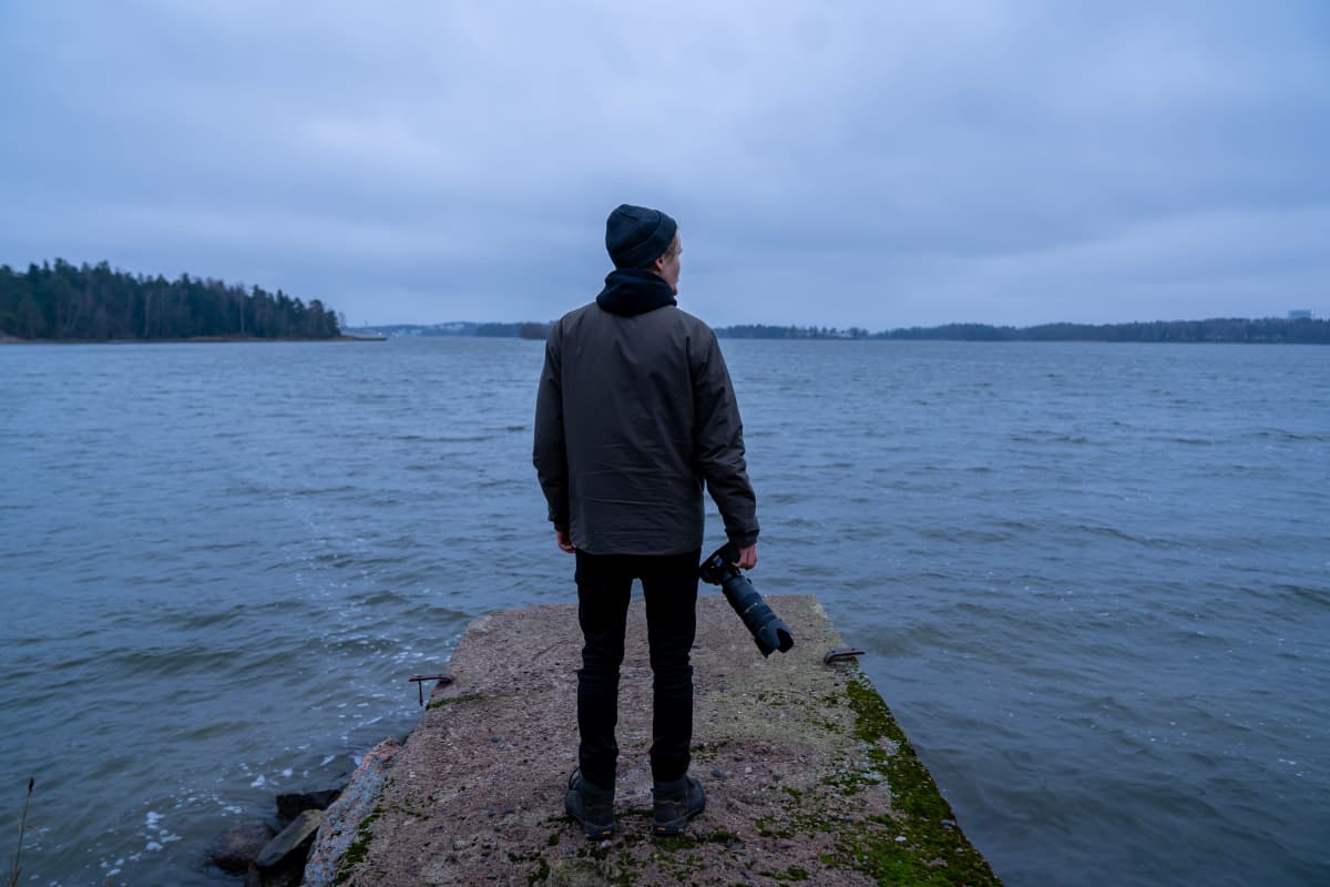 Suomalainen luontokuvaaja Konsta Punkka, Seurasaari, Helsinki, 15.12.2020.