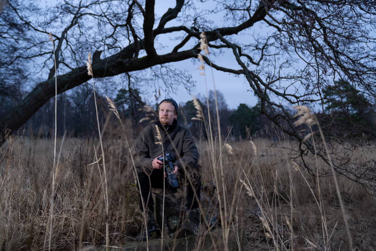 Suomalainen luontokuvaaja Konsta Punkka, Seurasaari, Helsinki, 15.12.2020.