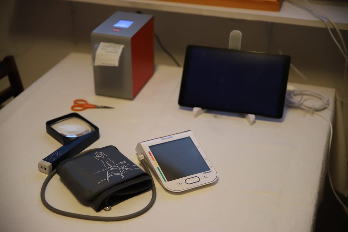 Kotihoidon digipalvelun laitteita Kaija Ojalan kotona.