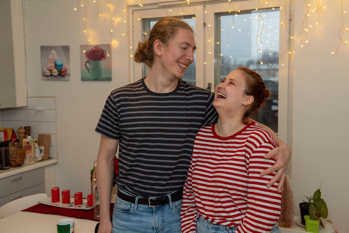 Opiskelijan taloudellinen arki, kuvassa Lilli Hatinen poikaystävänsä Tapanin kanssa Helsingin Mellunmäessä.