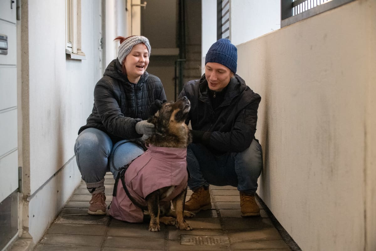 Opiskelijan taloudellinen arki, kuvassa Lilli Hatinen poikaystävänsä Tapanin ja Retu koiran kanssa Helsingin Mellunmäessä.