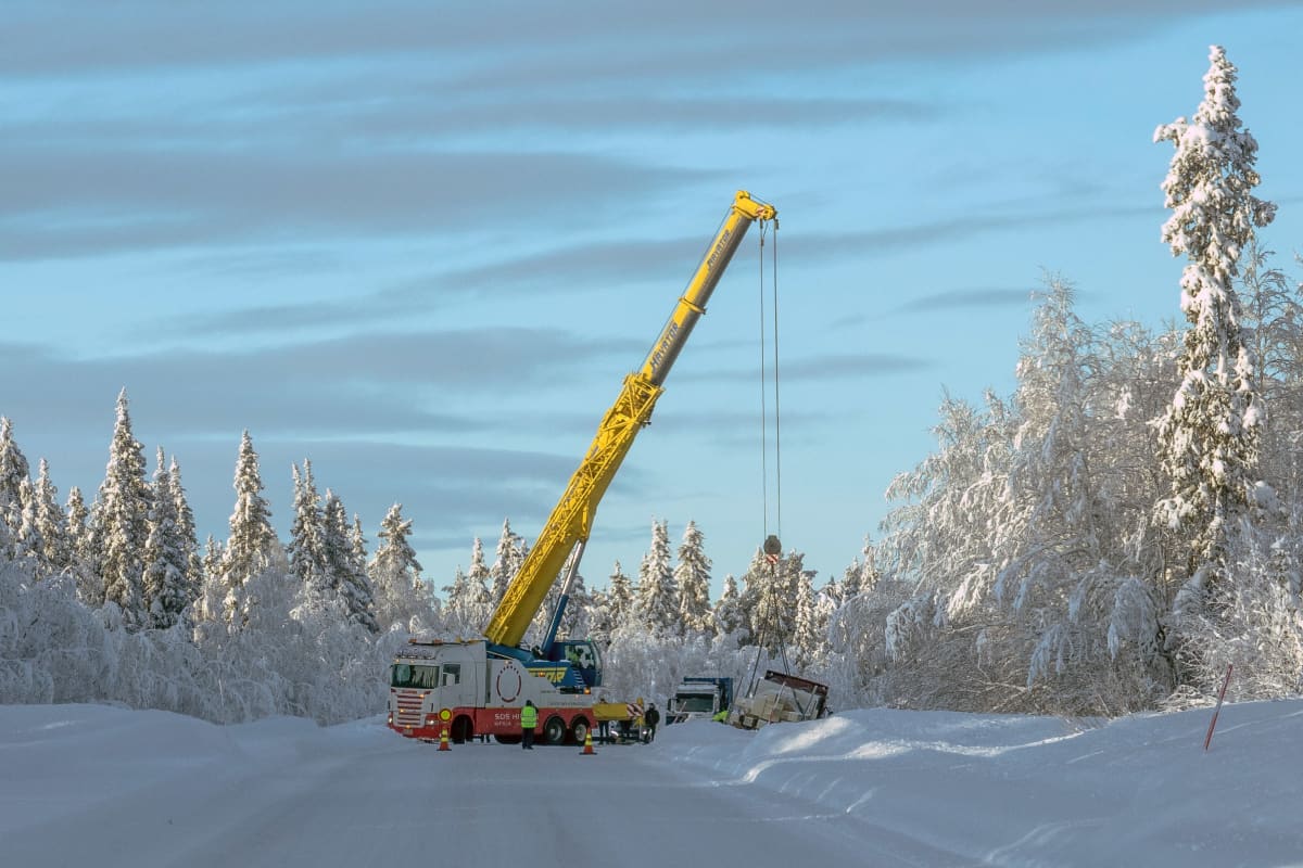 Nosturi nostaa tieltä suistunutta rekkaa Käsivarressa Kilpisjärventiellä.