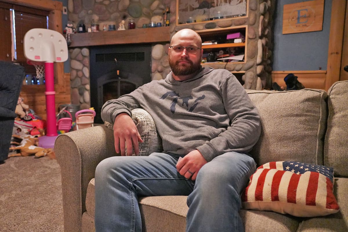 Andrew Edelbrock istuu sohvalla olohuoneessaan