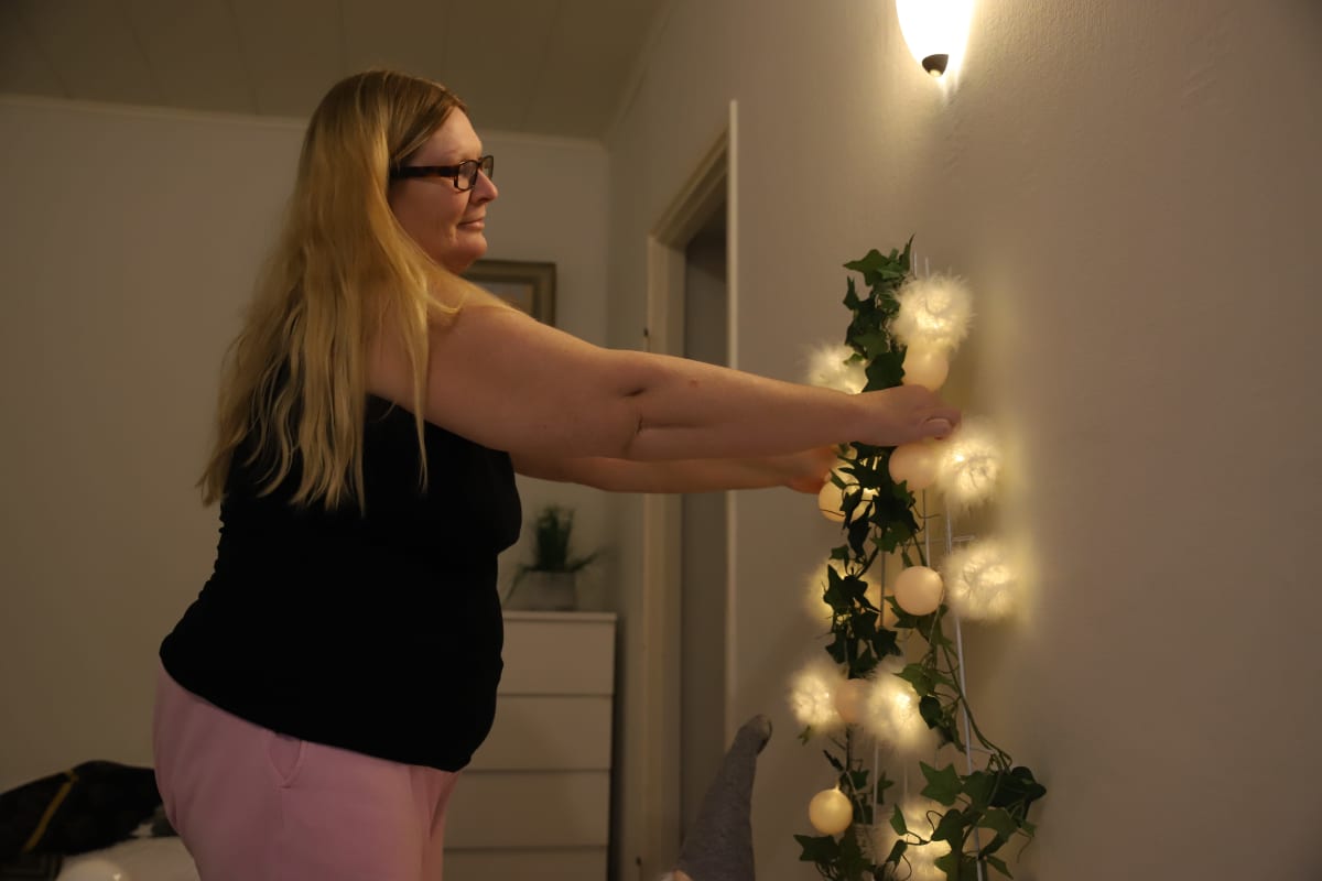 Eija Pekonen koristelemassa joulukoristeilla kotiaan.