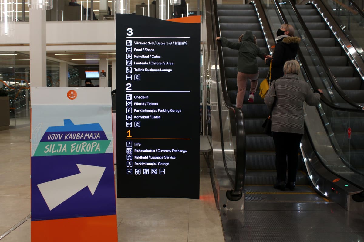 Kelluva ostoskeskus -kyltti osoittaa sisäänpääsyn Silja Europaan Tallinnan satamassa.