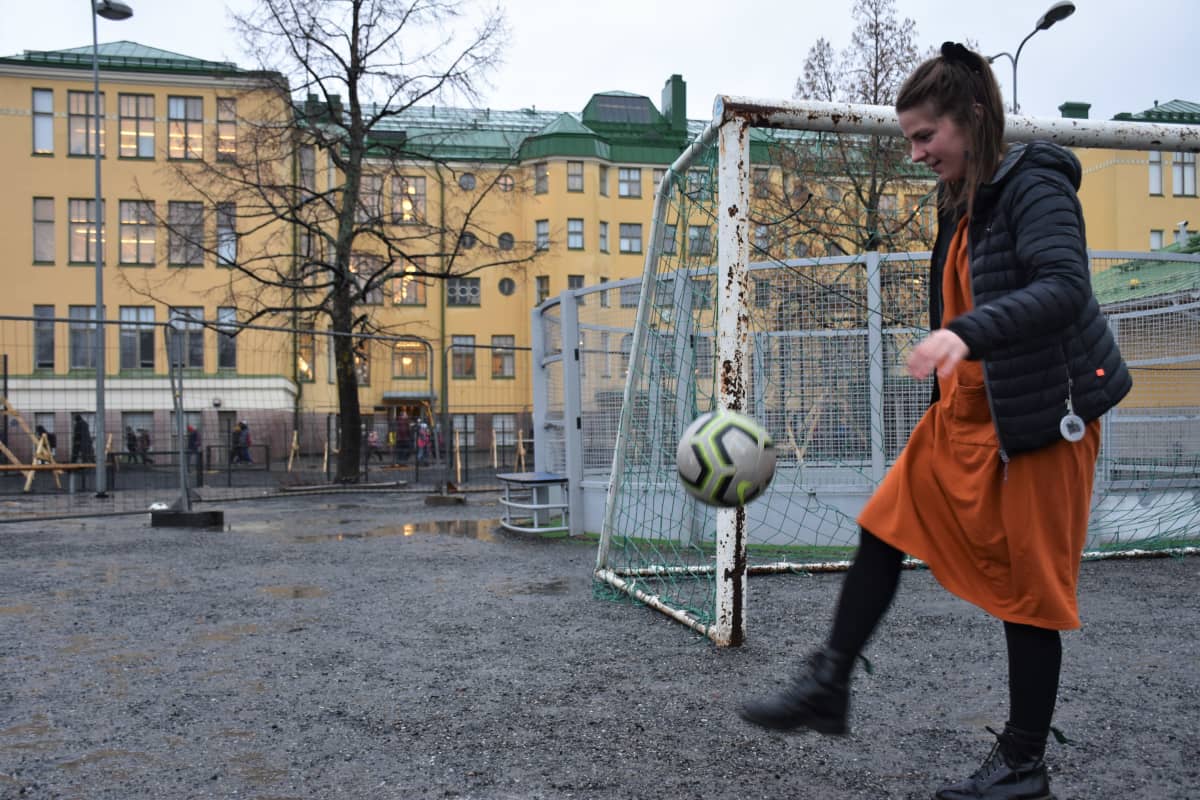 Saana Ylikruuvi pomputtelemassa palloa Porin Cygnaeuksen alakoulun pihalla.