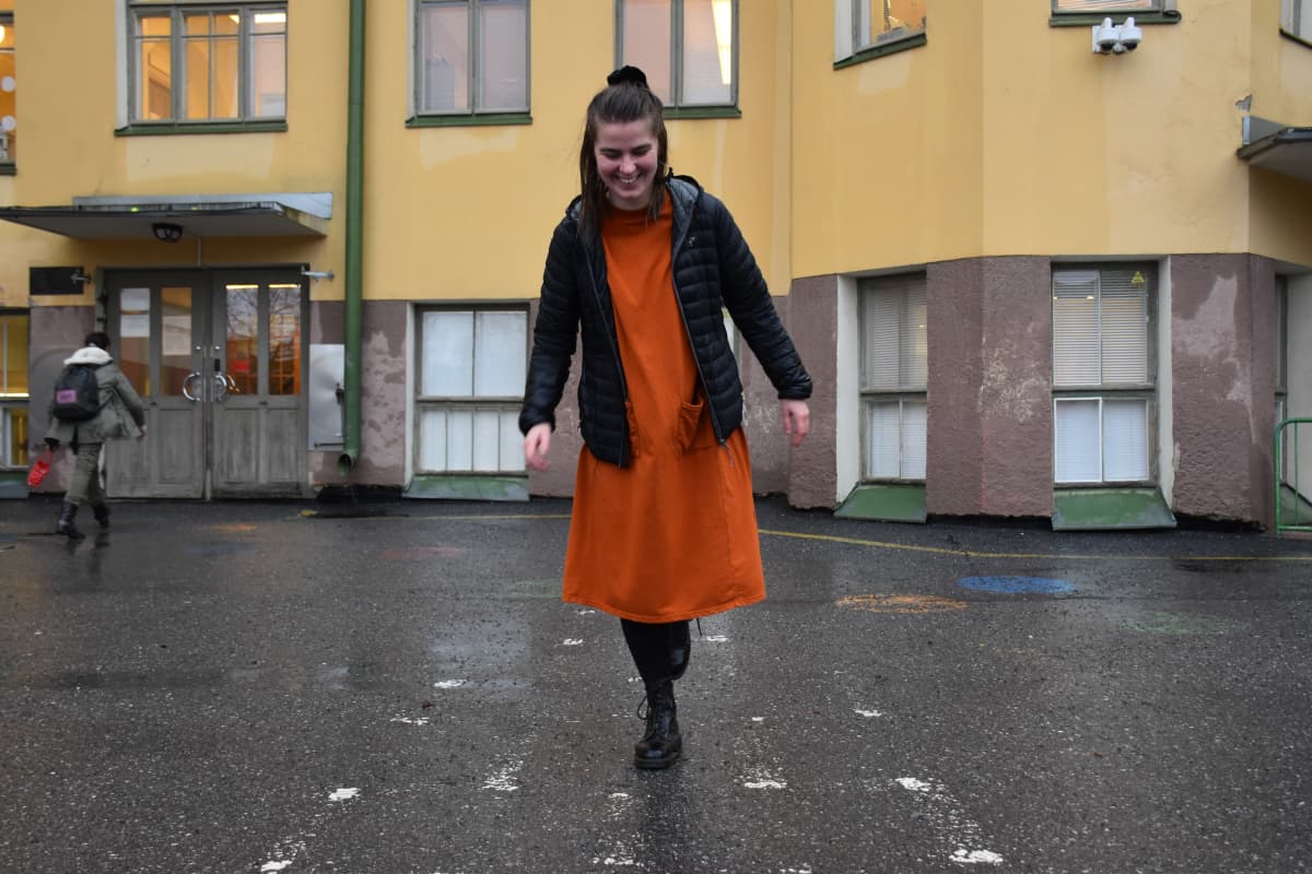 Saana Ylikruuvi ruutuhyppelemässä Porin Cygnaeuksen alakoulun pihalla.