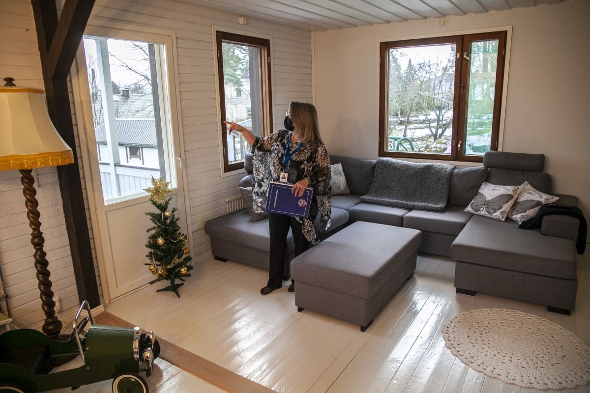 Tiina Viljakainen konttorinjohtaja, myytävän talon luona