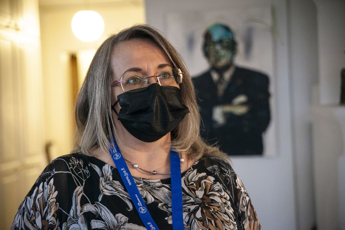 Tiina Viljakainen konttorinjohtaja, myytävän talon luona