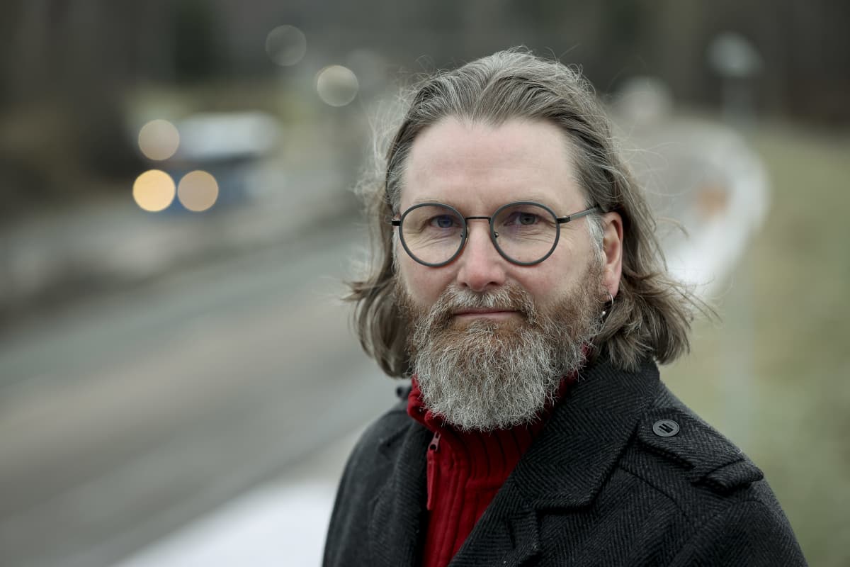 Tieliikennekeskuksen päälikkö Kari Tarkki Hämeenlinnan väylän varrella
