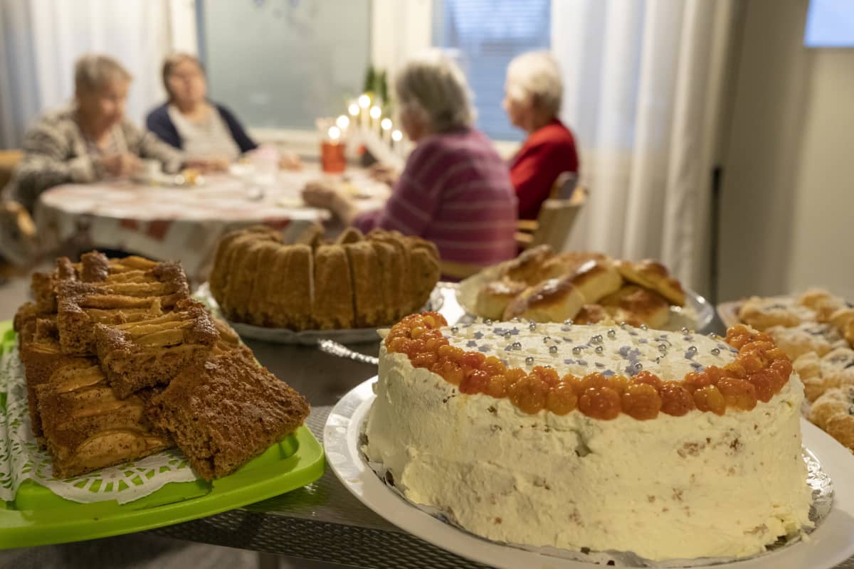 Asukkaat syntymäpäiväkakulla perhekoti Rauhalassa