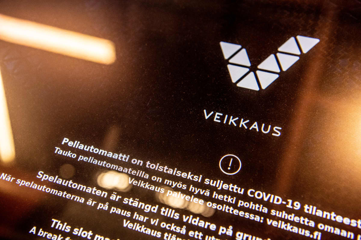 Rahapeliautomaatin näytöllä kerrotaan pelin olevan suljettu koronan takia.
