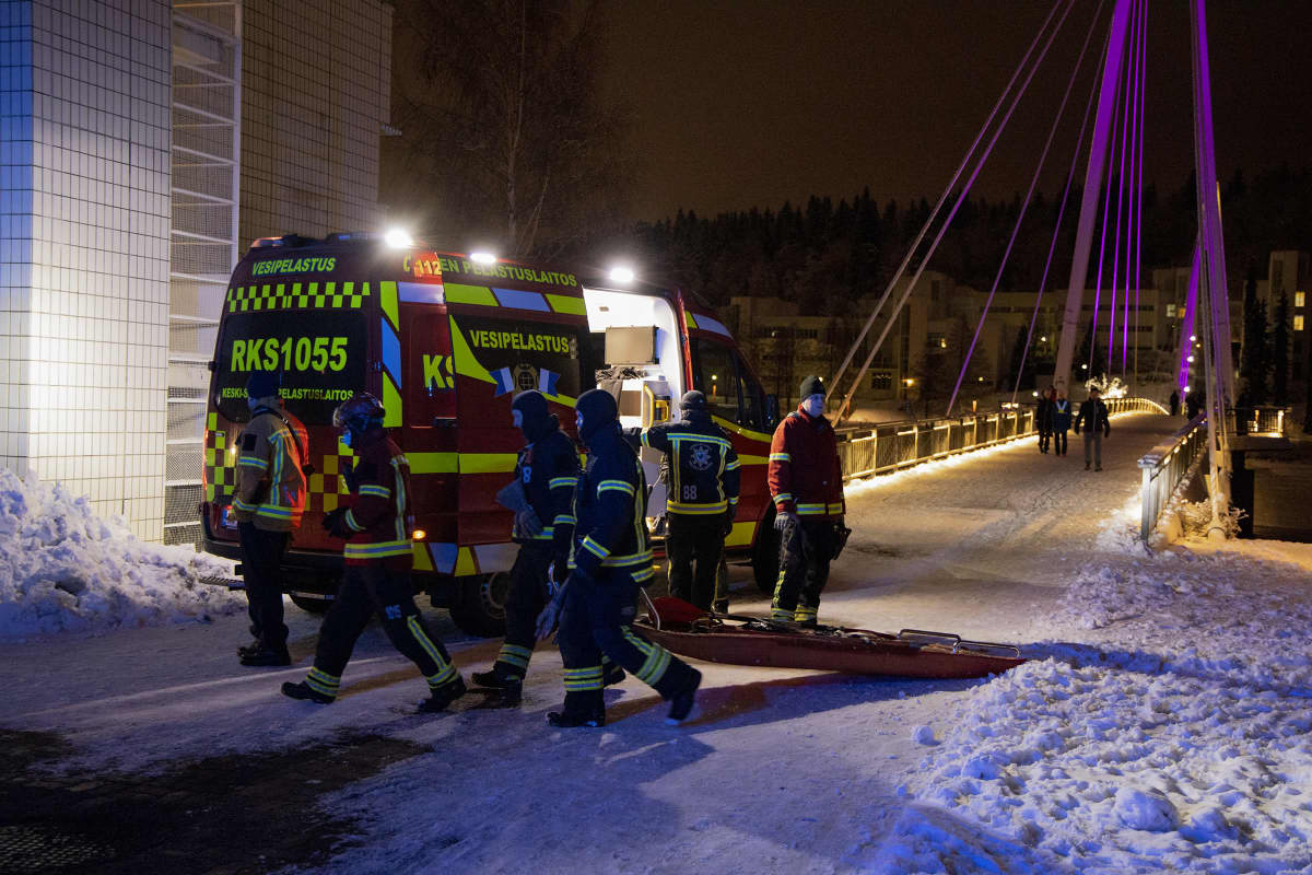 Pelastuslaitoksen henkilökunta palaa pelastustehtävästä autolle.