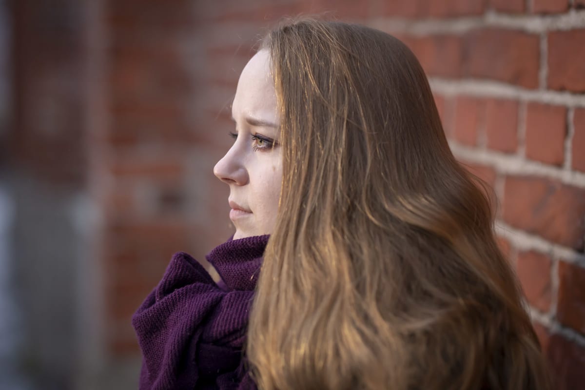 Petra Rautiainen Vanhankaupunginkosken rannassa.