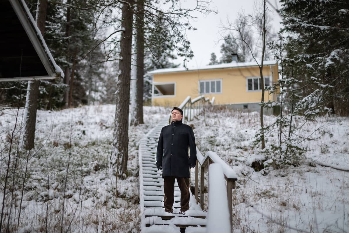 Maailman ilmatieteen järjestön pääsihteeri Petteri Taalas seisoo portailla ja katsoo kauas järvelle mökillään Nuuksiossa
