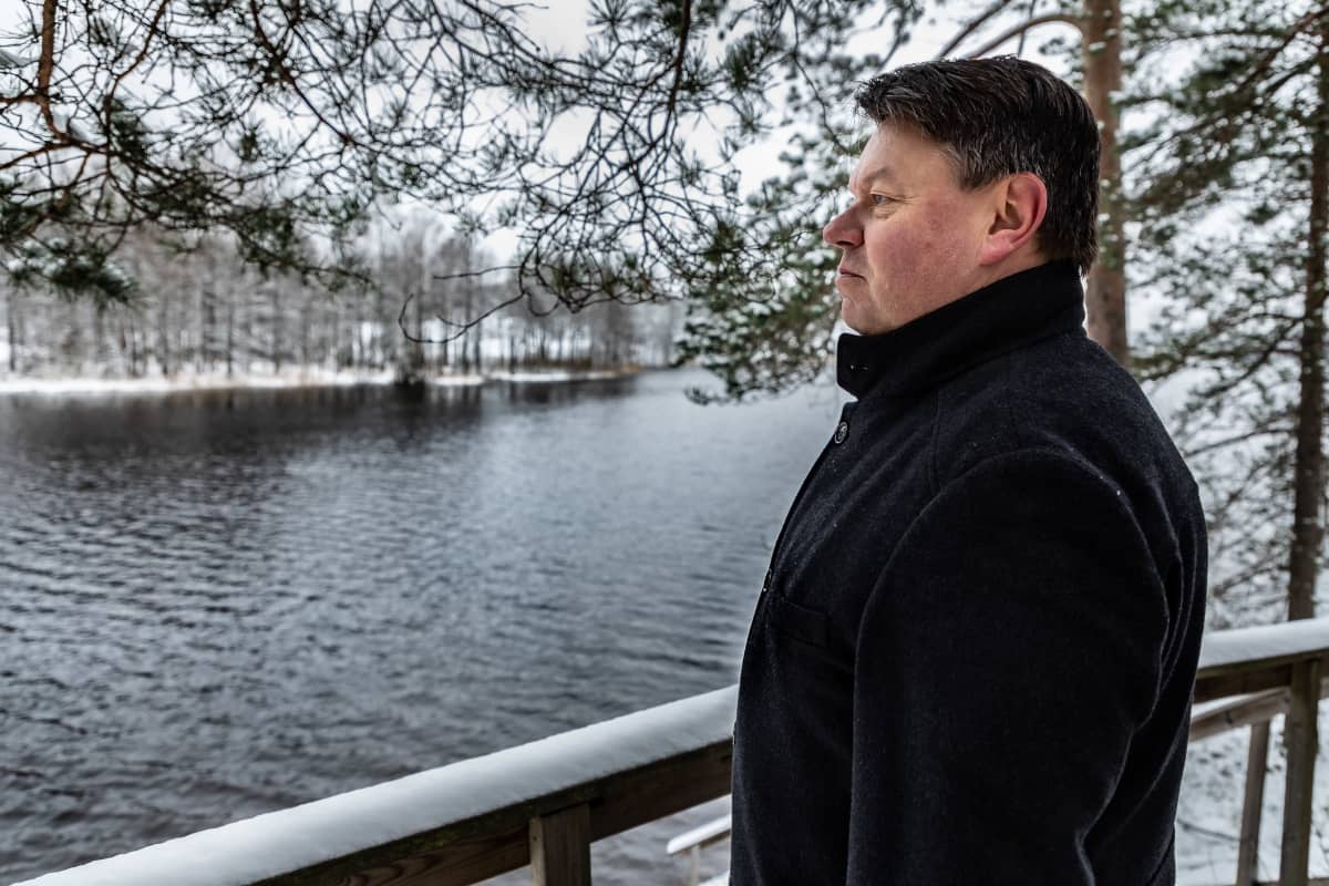 Maailman ilmatieteen järjestön (WMO) pääsihteeri Petteri Taalas katsoo järvelle Nuuksion mökillään