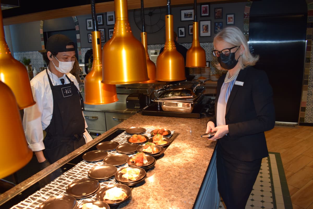 Kokki Noel Parrocha ja hotellinjohtaja Tarja Jalonen Sokos Hotel Kupittaan ravintolassa.