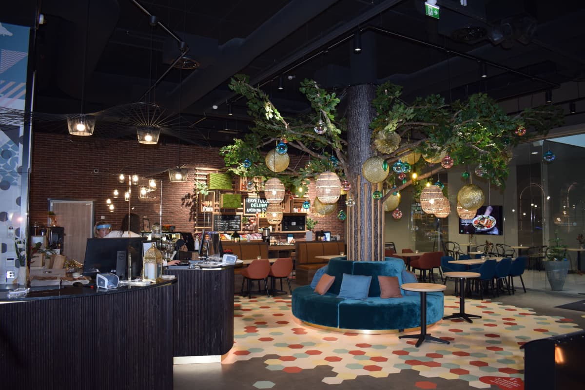 Sokos Hotel Kupittaan aulasta on yhteys Kupittaan rautatieasemalle.