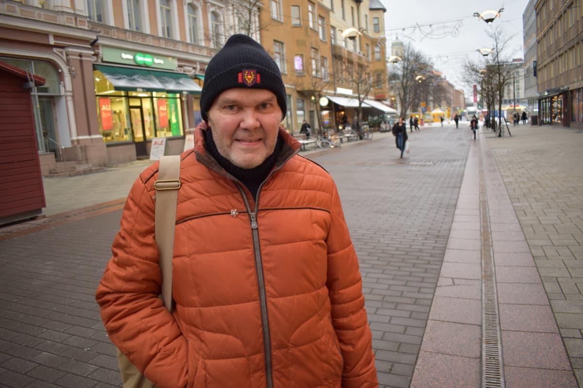 Mauri Nieminen Turun kävelykadulla