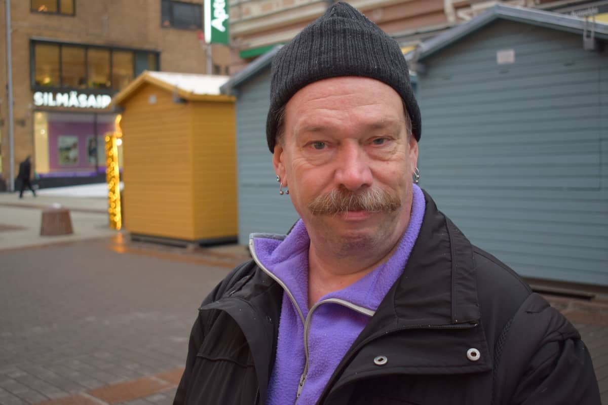 Teuvo Hautamäki Turun kävelykadulla