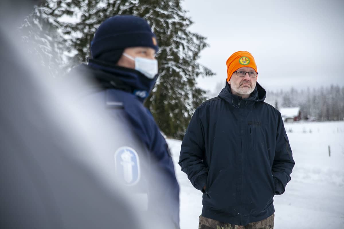 MIKA PIIROINEN maanviljelijä, Tohmajärvi keskustelemassa susipartion kanssa