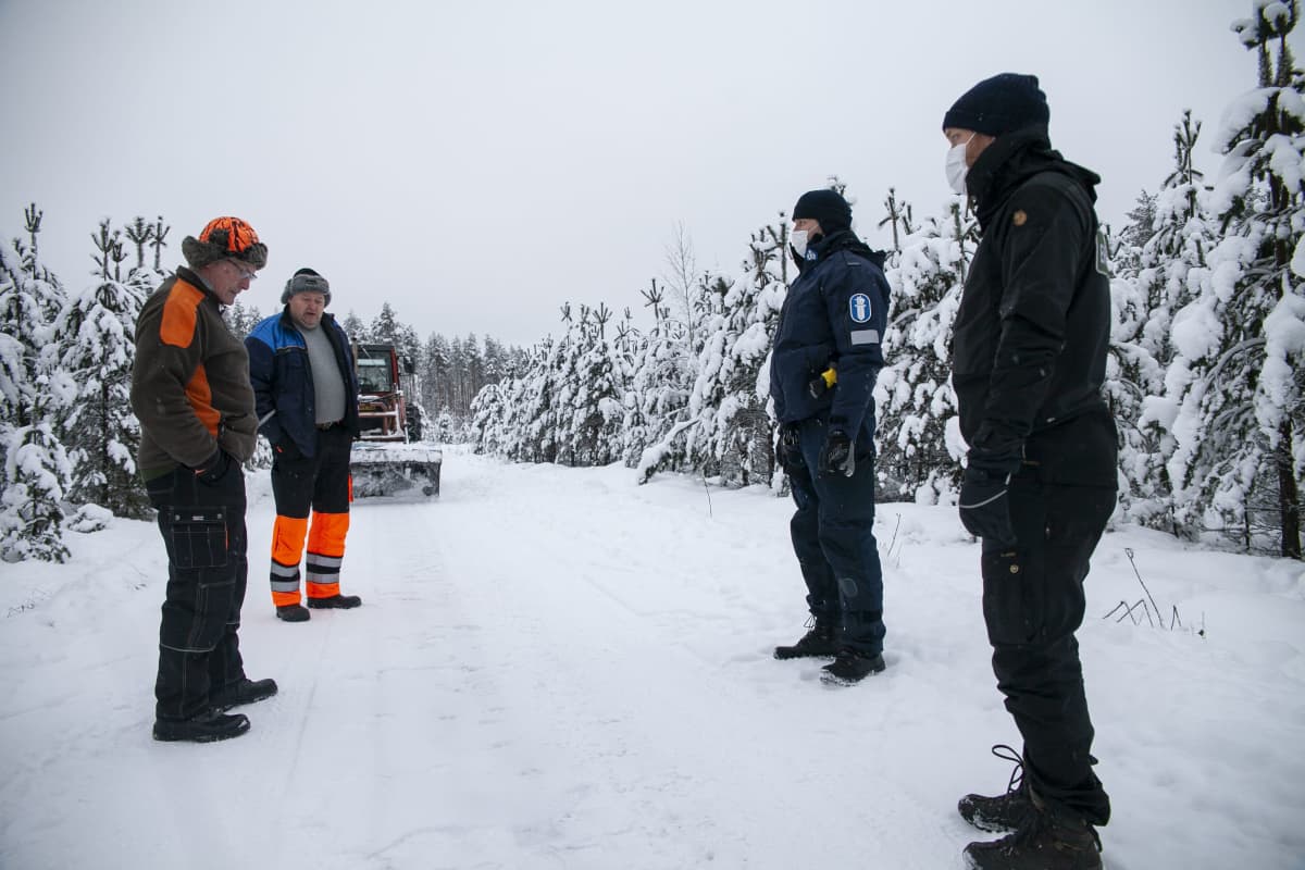Tobias Peura, erätarkastaja, SusiLIFE ja Kimmo Örn vanhempi konstaapeli, SusiLIFE, katselemassa suden jälkiä tiellä
