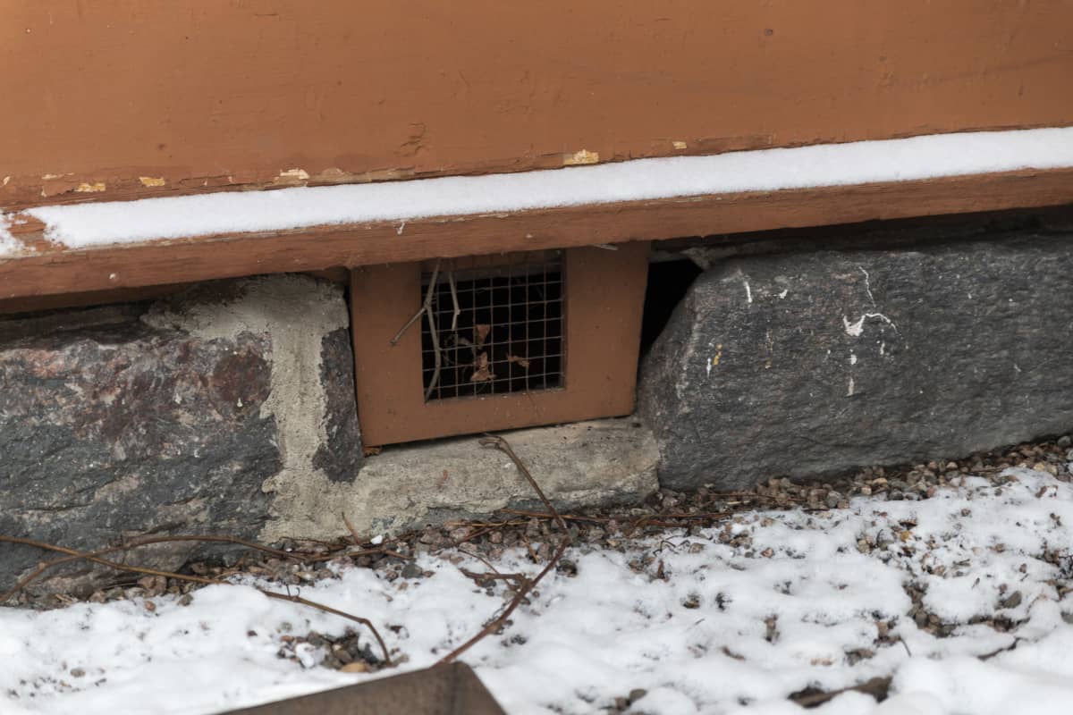 Aino Acktén huvilan pienennetty alapohjan tuuletusaukko.