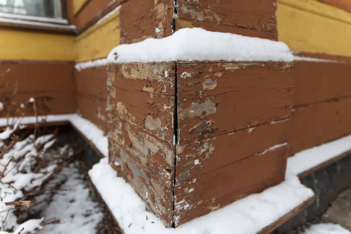 Aino Acktén huvilan rapistunut ulkonurkka.