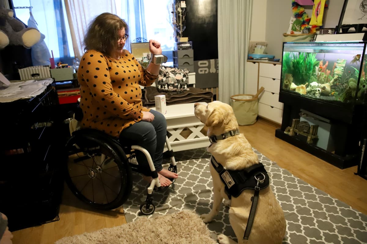Maarit Bäckman avustajakoiransa Ollin kanssa