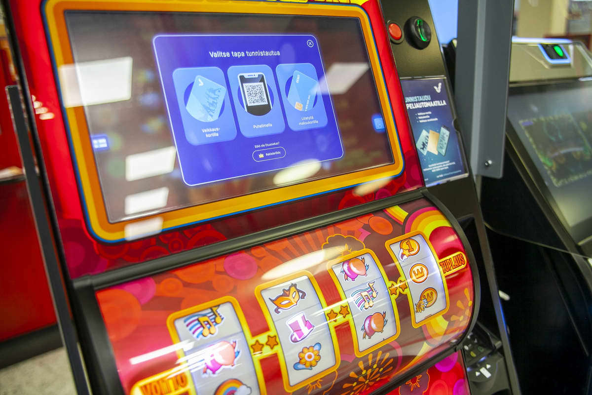 Veikkauksen peliautomaatteja Kuopissa. Ennen pelaamista pelaajan pitää tunnistautua.