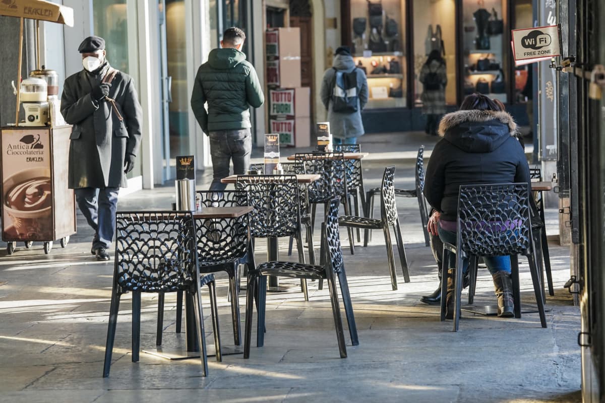 Puolityhjiä baareja ja ravintoloita Torinossa maanantaina.