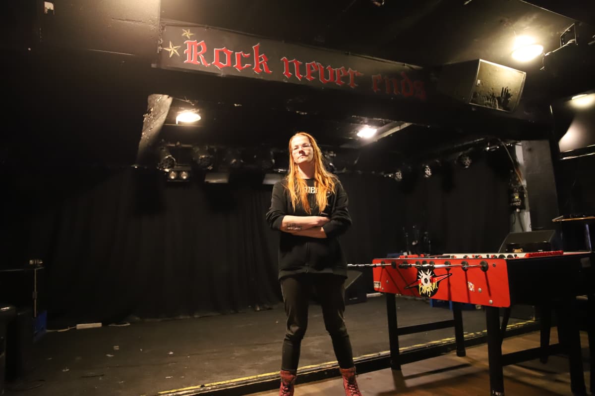 Bar 15 yrittäjä Laura Penttilä varttibaarin lavanedustalla