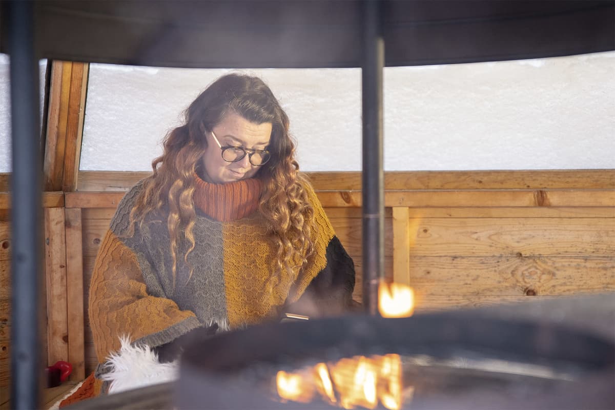 Laukaalainen Jarna Pihlajamäki istuu grillikodassa.