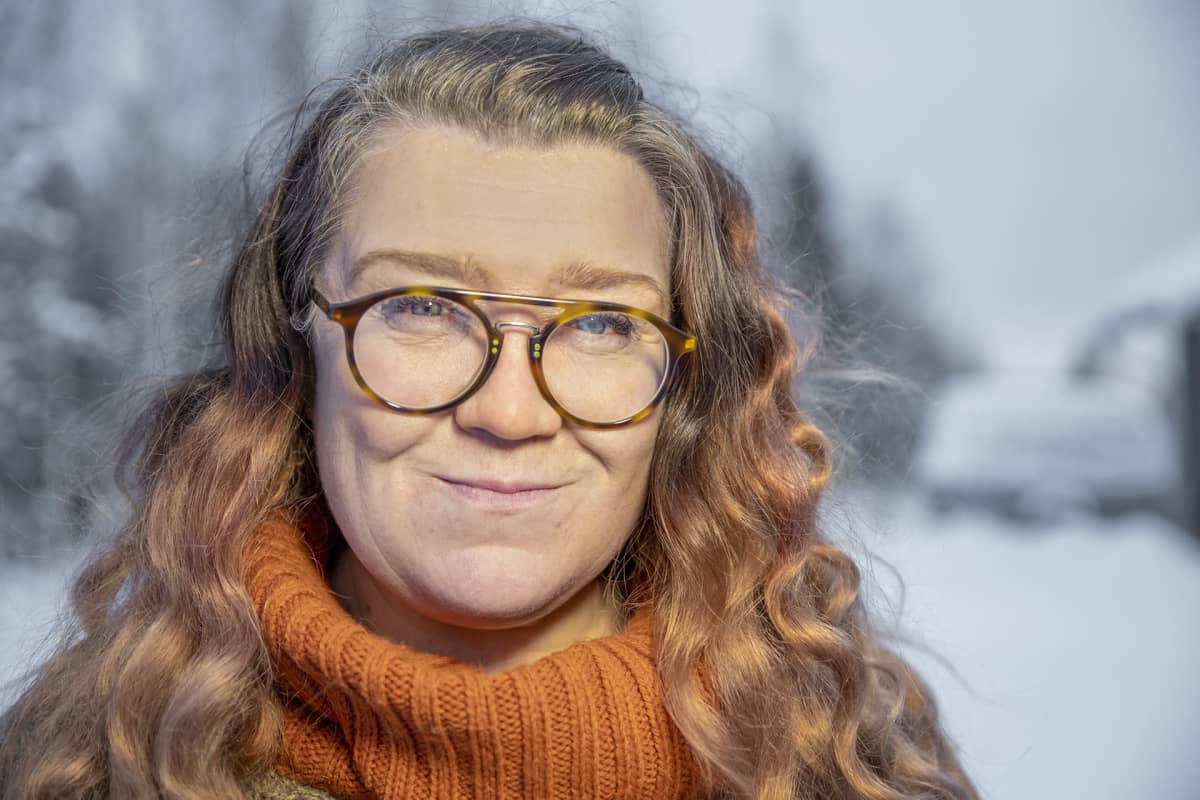 Jarna Pihlajamäki hymyilee kameralle kotipihallaan.