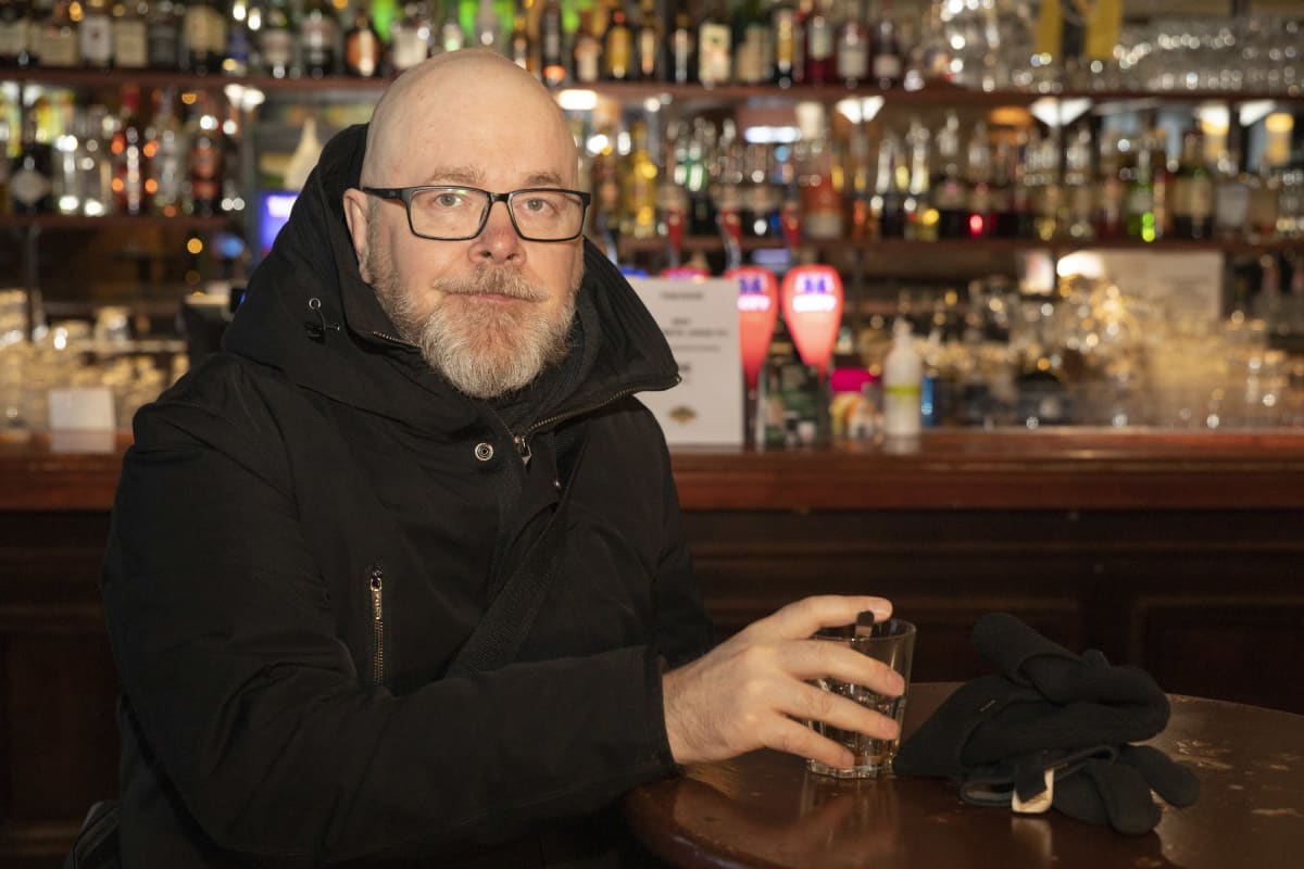 vuoropäällikkö Mikko Pirinen kahvilla kuopiolaisessa Ale Pupissa.