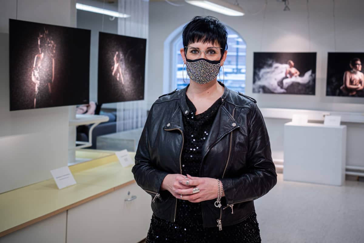 Meikkitaiteilija Elina Kymäläinen.