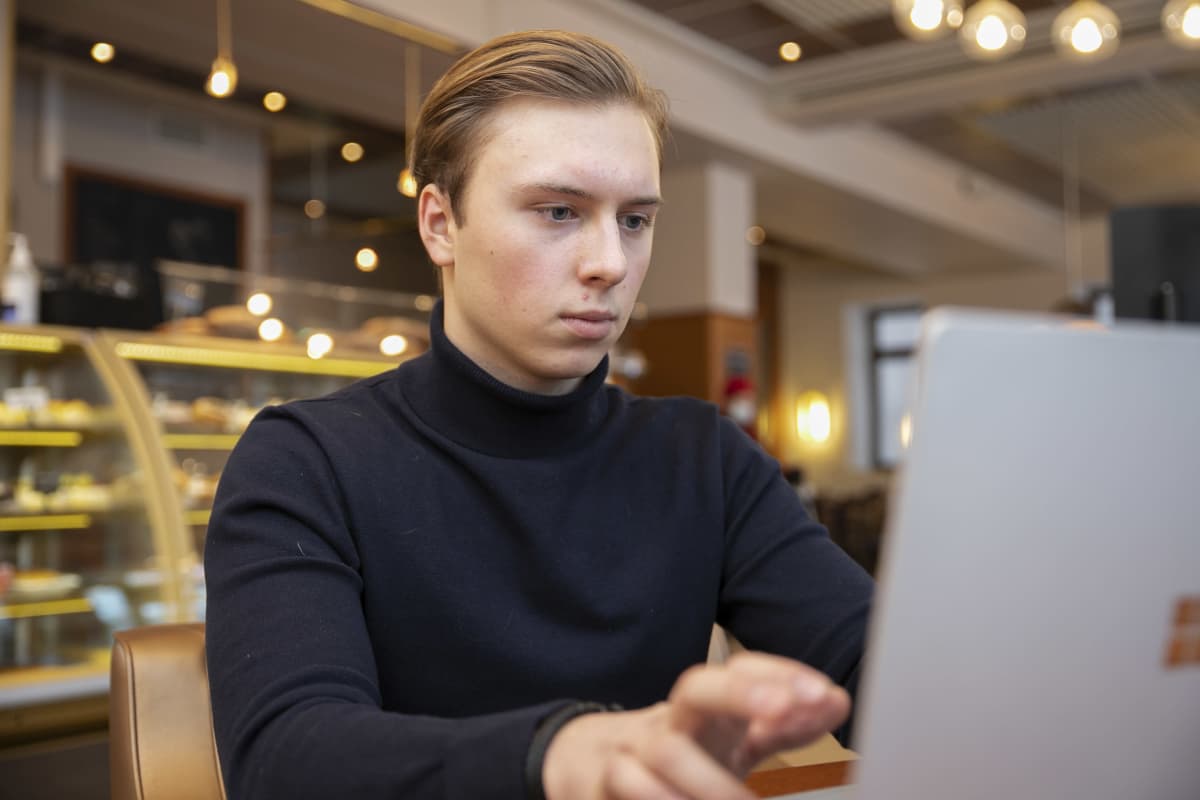 Nuoret istuvat Cafe Laurelissa Hämeenlinnassa.