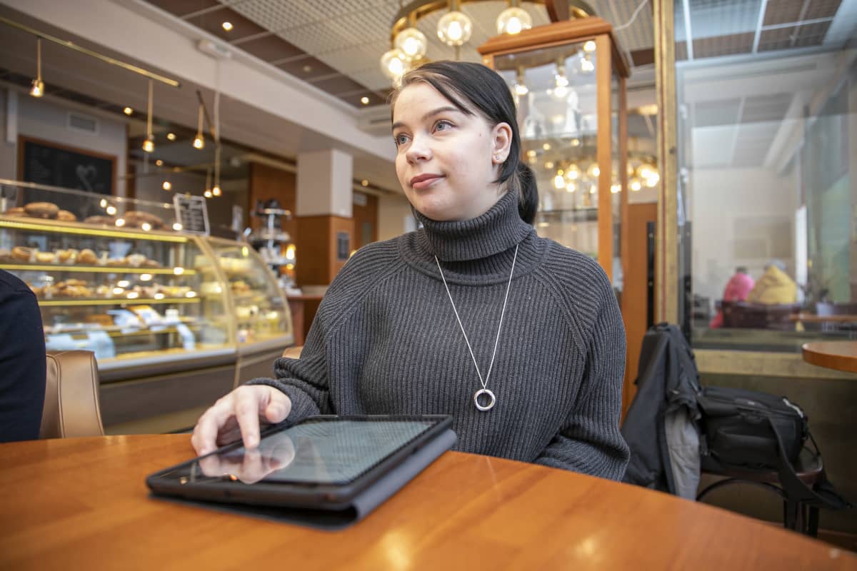 Nuoret istuvat Cafe Laurelissa Hämeenlinnassa.